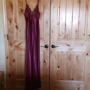 New Beautiful silky nightgown - NWOT